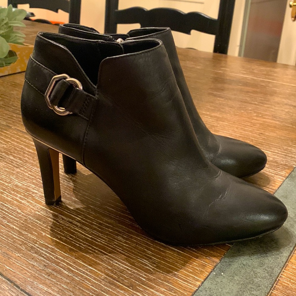 Perfect condition Vince Camuto booties. Black leather. Size 7.5 (38).